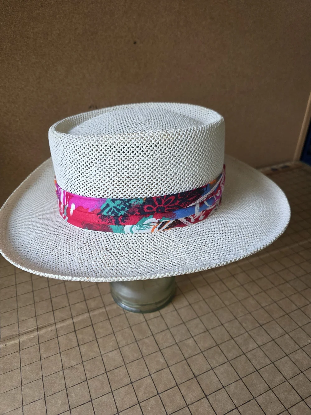 Kangol Design White Woven Sun Hat w/ Colorful Floral Band Vintage Collectible